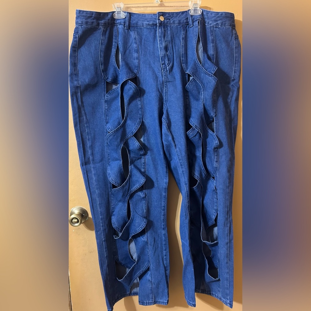 Plus size cutout jeans